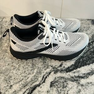 Brooks Revel black and white